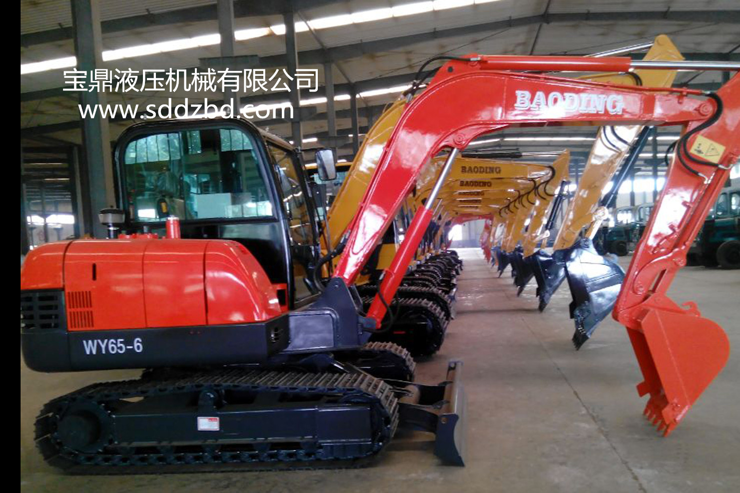 小型挖掘機(jī)