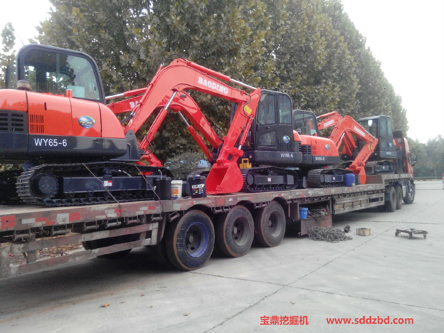 寶鼎挖掘機(jī)廠家小型挖掘機(jī)發(fā)車