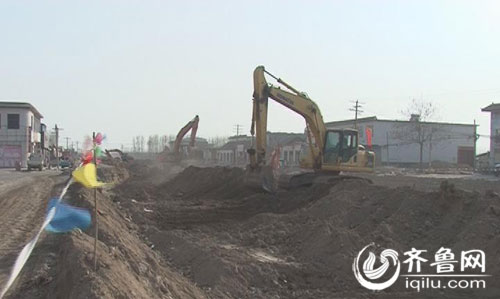 小型挖掘機(jī)道路施工現(xiàn)場