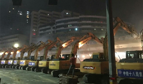 寶鼎小型挖掘機工作狀態
