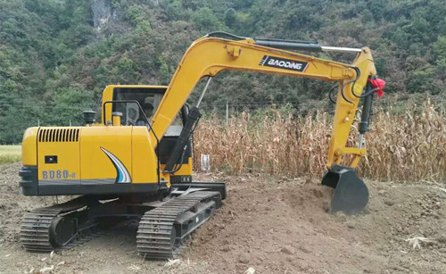 國產(chǎn)小型挖掘機