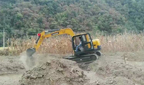 國產(chǎn)小型挖掘機