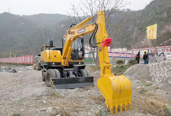 輪式挖掘機