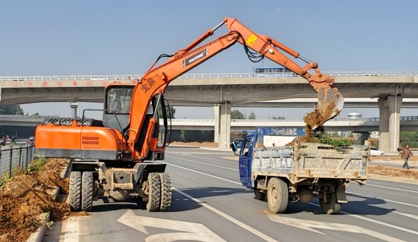 輪式挖掘機