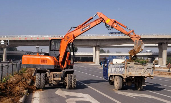 寶鼎輪式小挖掘機(jī).jpg