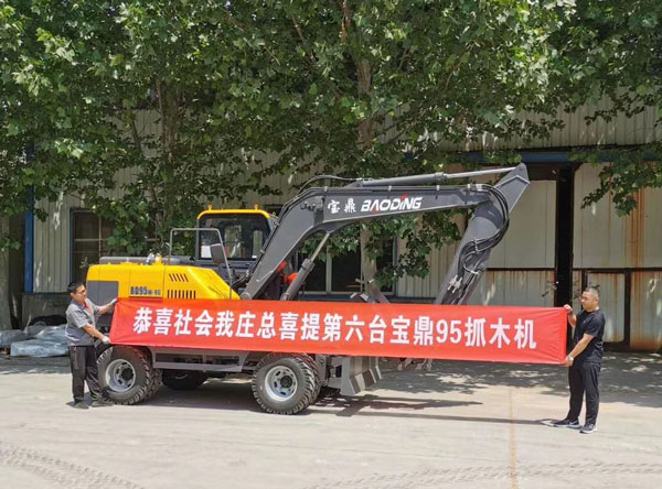 寶鼎輪式挖掘機(jī)粉絲級客戶.jpg