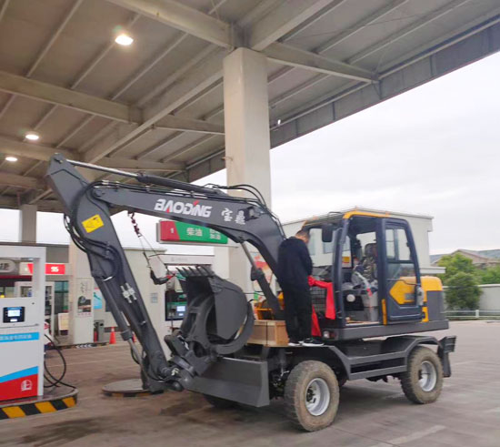 國四標段輪式挖掘機95車型.jpg