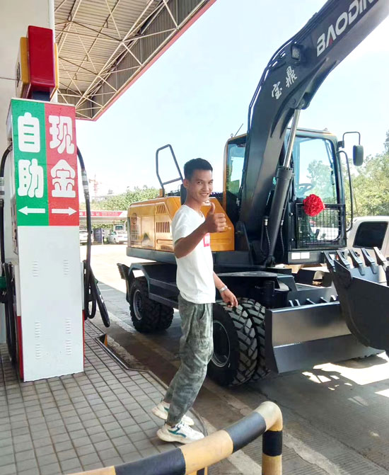高效節能的寶鼎輪式挖掘機.jpg