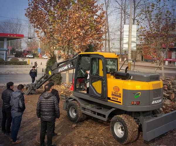 輪式挖掘機(jī)車型試駕.jpg